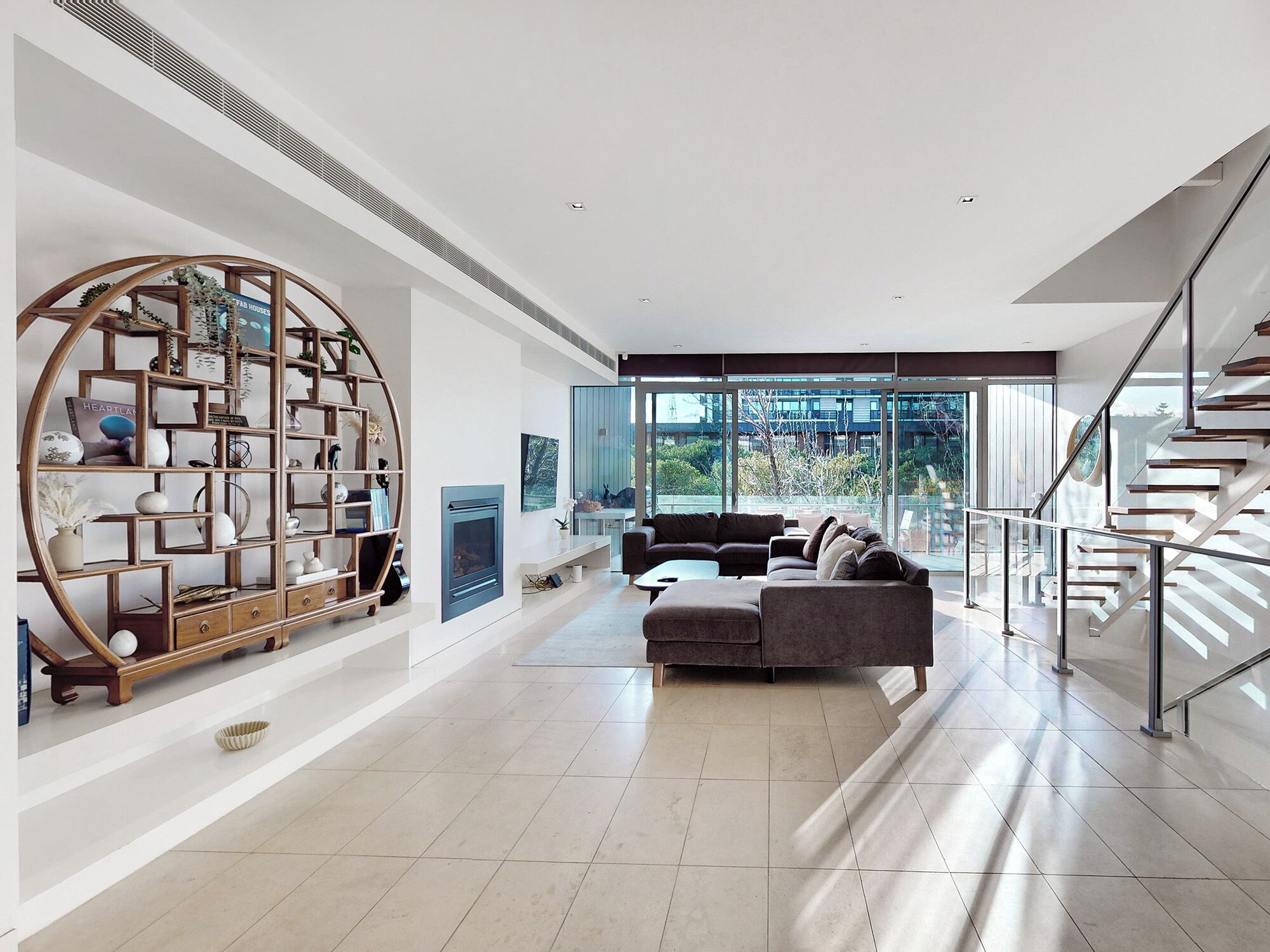 타운홈, 침실 4개 (4 storeys Rooftop deck) | 거실 공간 | 디지털 채널 시청이 가능한 50인치 평면 TV