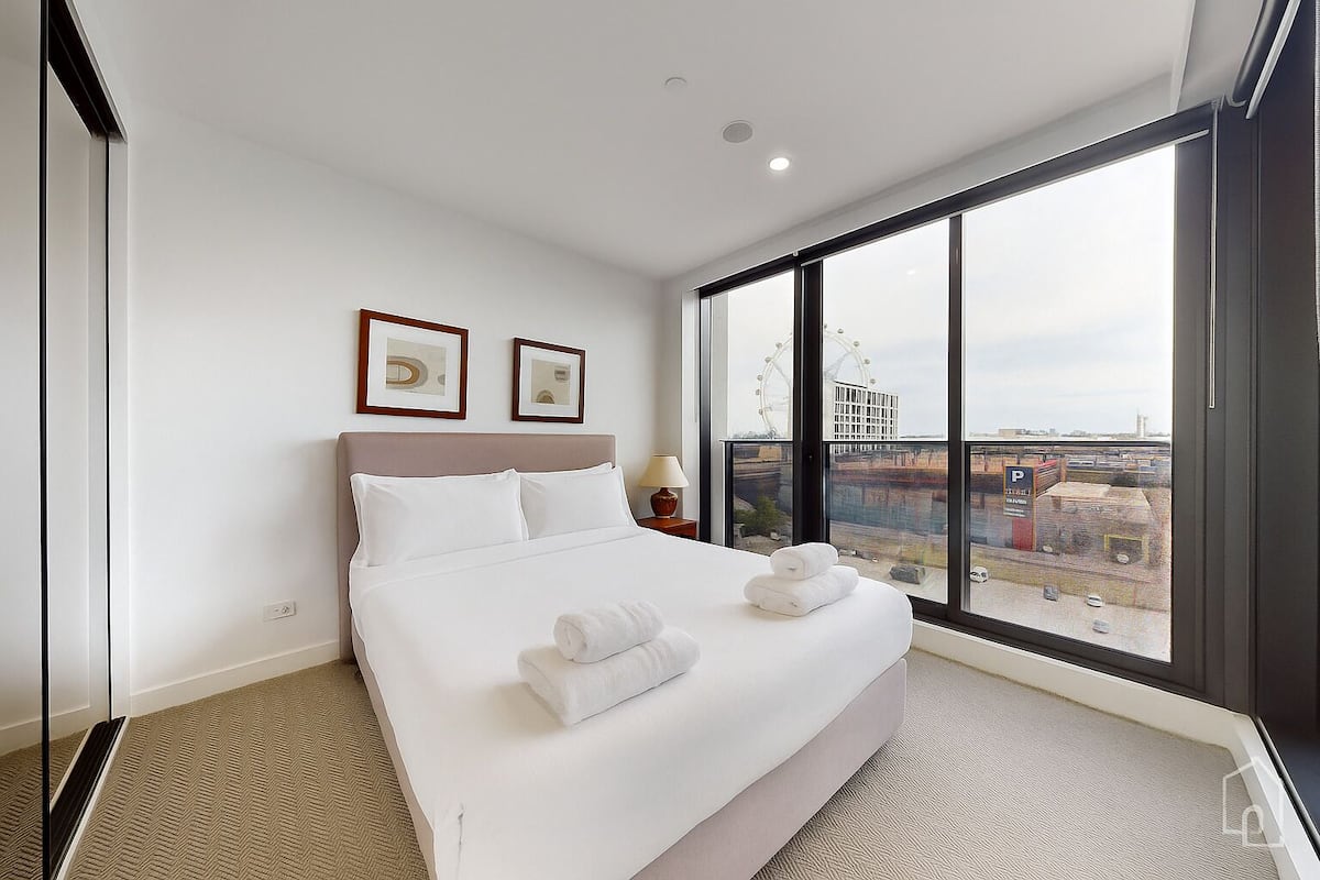 One Bedroom - Street View with Outdoor Pool | WiFi (free), individually decorated, individually furnished, bed sheets