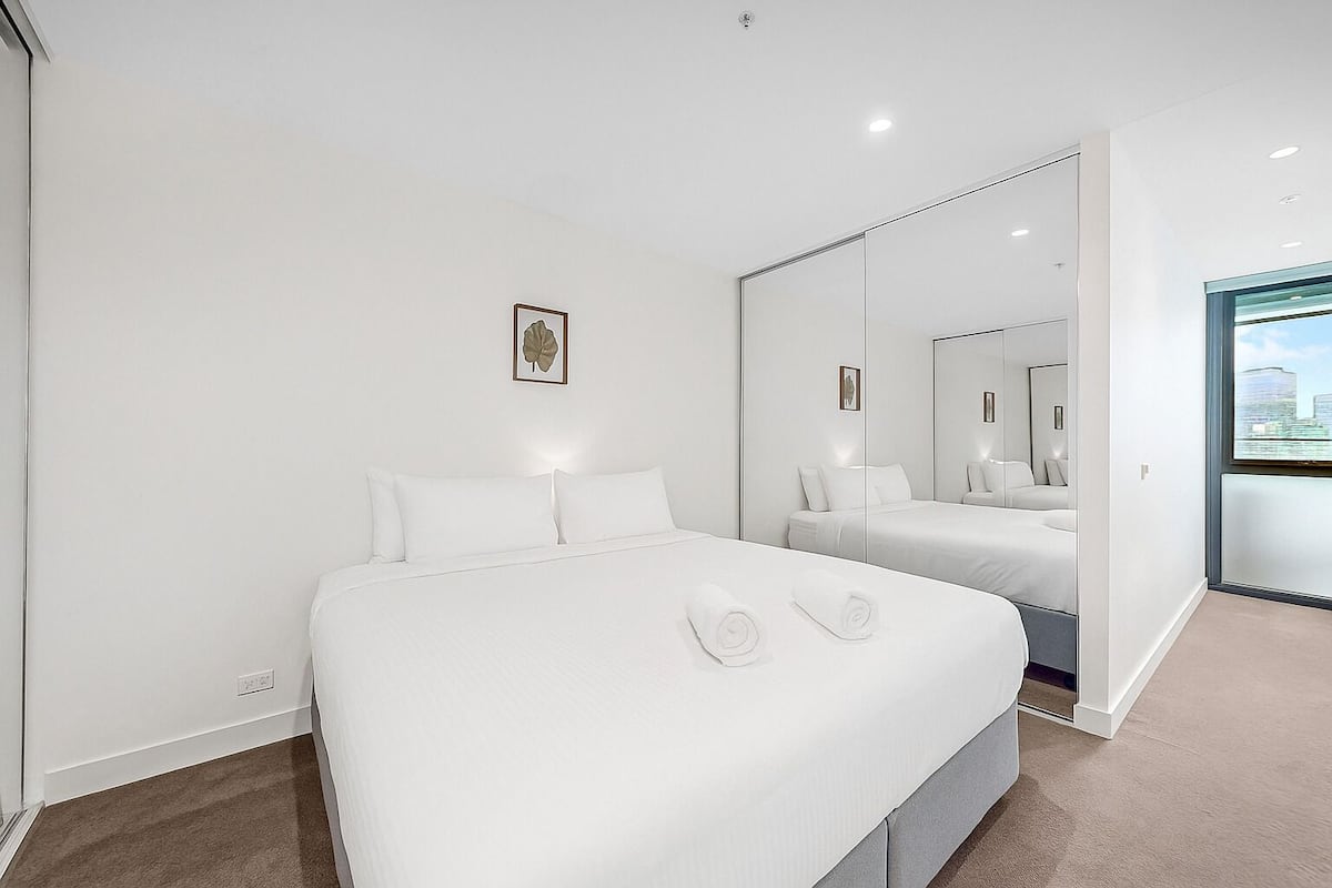 Two Bedroom Two Bathroom - Harbour Views with Indoor Pool | WiFi (free), individually decorated, individually furnished, bed sheets
