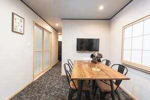 컴포트 스위트, 시내 전망 | 거실 | 디지털 채널 시청이 가능한 40인치 LCD TV, 넷플릭스, 스트리밍 서비스