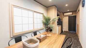 Comfort Suite, City View | Living room | 40-inch LCD TV with digital channels, Netflix, Hulu