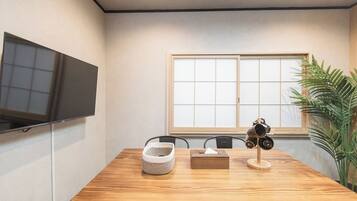 Comfort Suite, City View | Living room | 40-inch LCD TV with digital channels, Netflix, Hulu