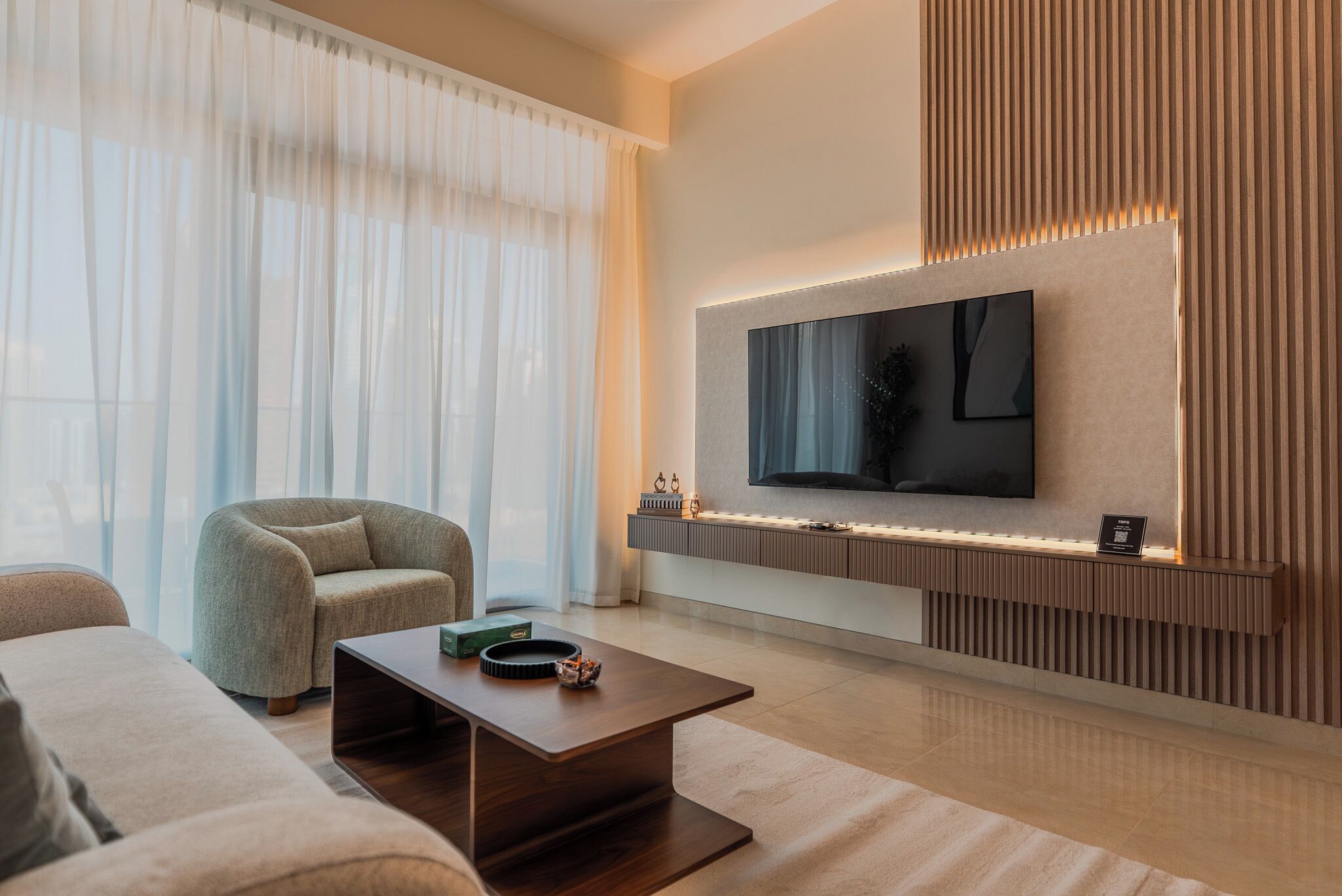 Apartamento luxo, sacada, vista para a cidade | Área de estar | Smart TV 55 polegadas com canais digitais