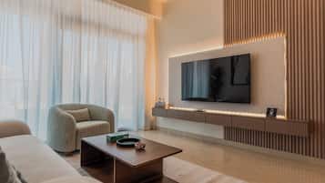 Apartamento luxo, sacada, vista para a cidade | Área de estar | Smart TV 55 polegadas com canais digitais