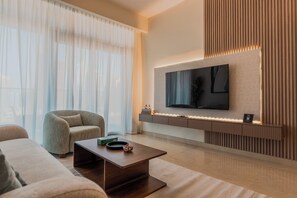 Leilighet – deluxe, balkong, byutsikt | Oppholdsområde | En 55-tommers smart-TV med digitale kanaler