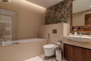 Lägenhet Deluxe - balkong - utsikt mot staden | Badrum | Gratis toalettartiklar, hårtork och handdukar