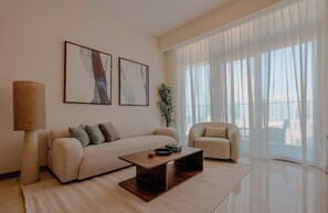 Appartement Deluxe, balcon, vue sur la ville | Aire de séjour | Téléviseur connecté de 55 po avec télévision numérique