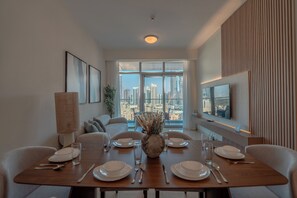 Apartamento luxo, sacada, vista para a cidade | Opções para refeição no quarto