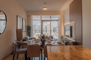 Appartement Deluxe, balcon, vue sur la ville | Aire de séjour | Téléviseur connecté de 55 po avec télévision numérique