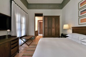 컴포트 더블룸, 마당 전망 | 책상, 노트북 작업 공간, 암막 커튼, 방음 설비