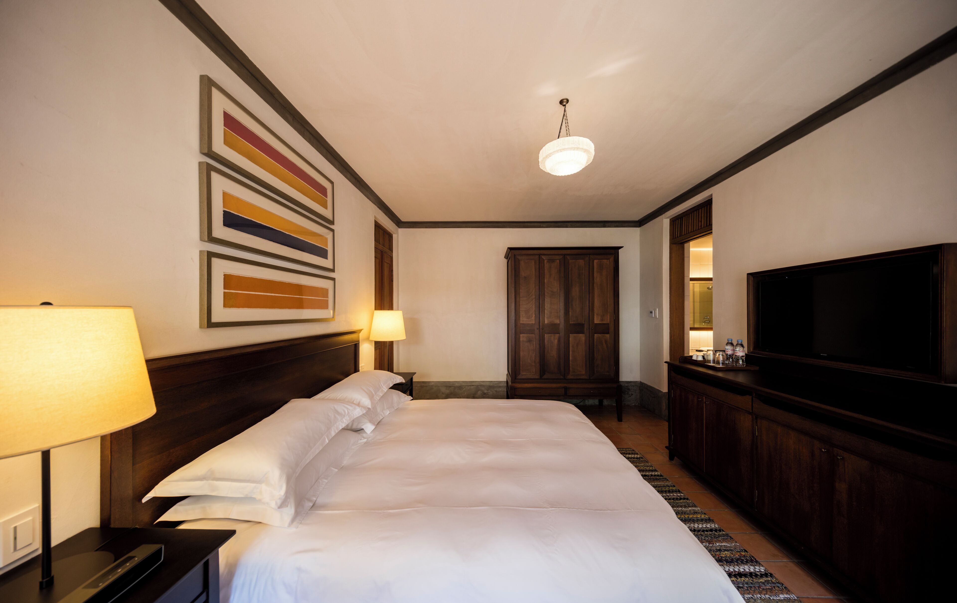 مكتب ومساحة عمل للكمبيوتر المحمول وستائر تعتيم وتجهيزات عازلة للصوت