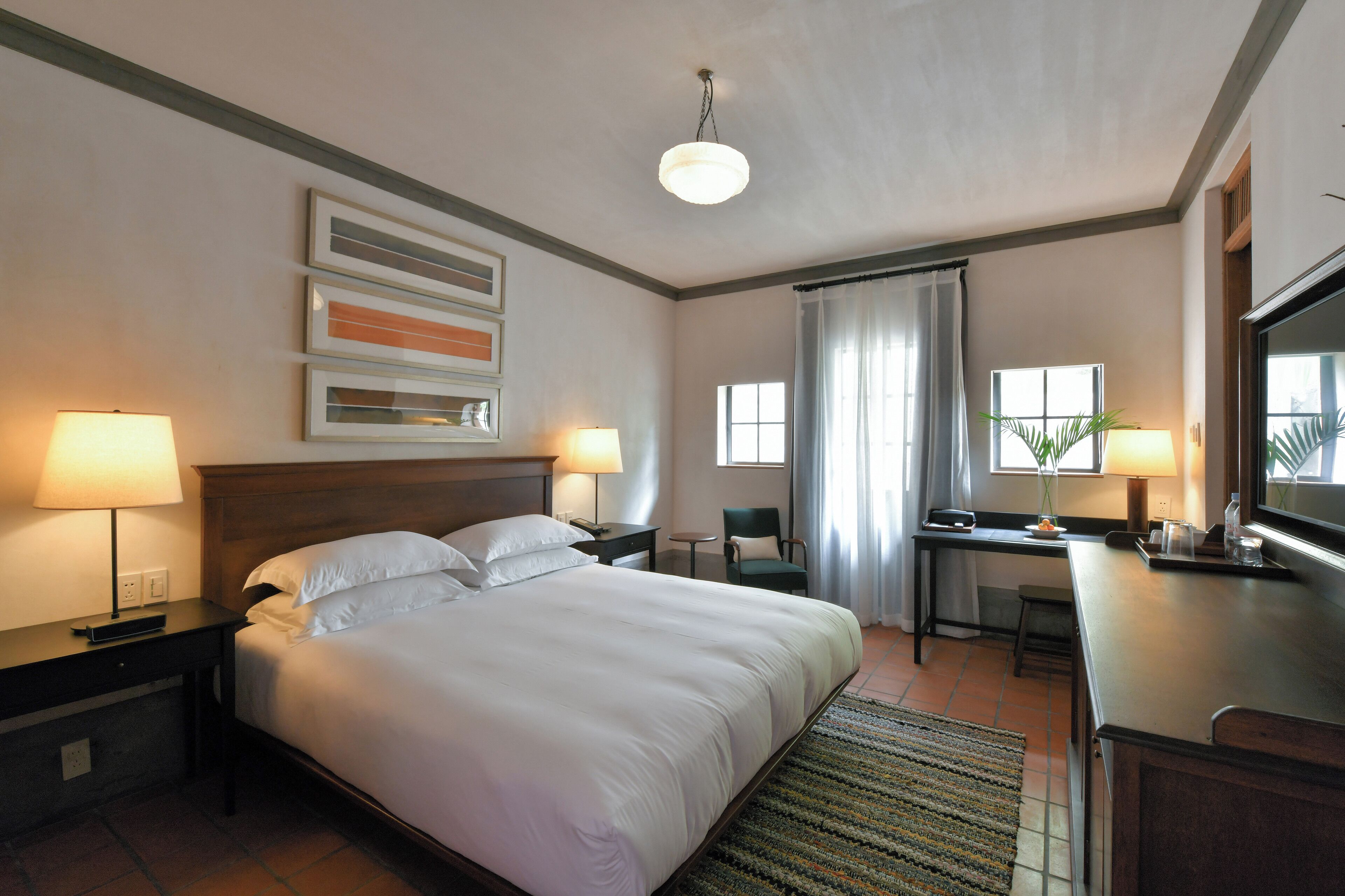 시그니처 더블룸, 마당 전망 | 책상, 노트북 작업 공간, 암막 커튼, 방음 설비