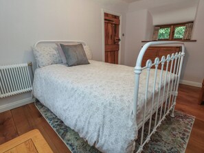 2 quartos, individualmente decorados, individualmente mobiliados