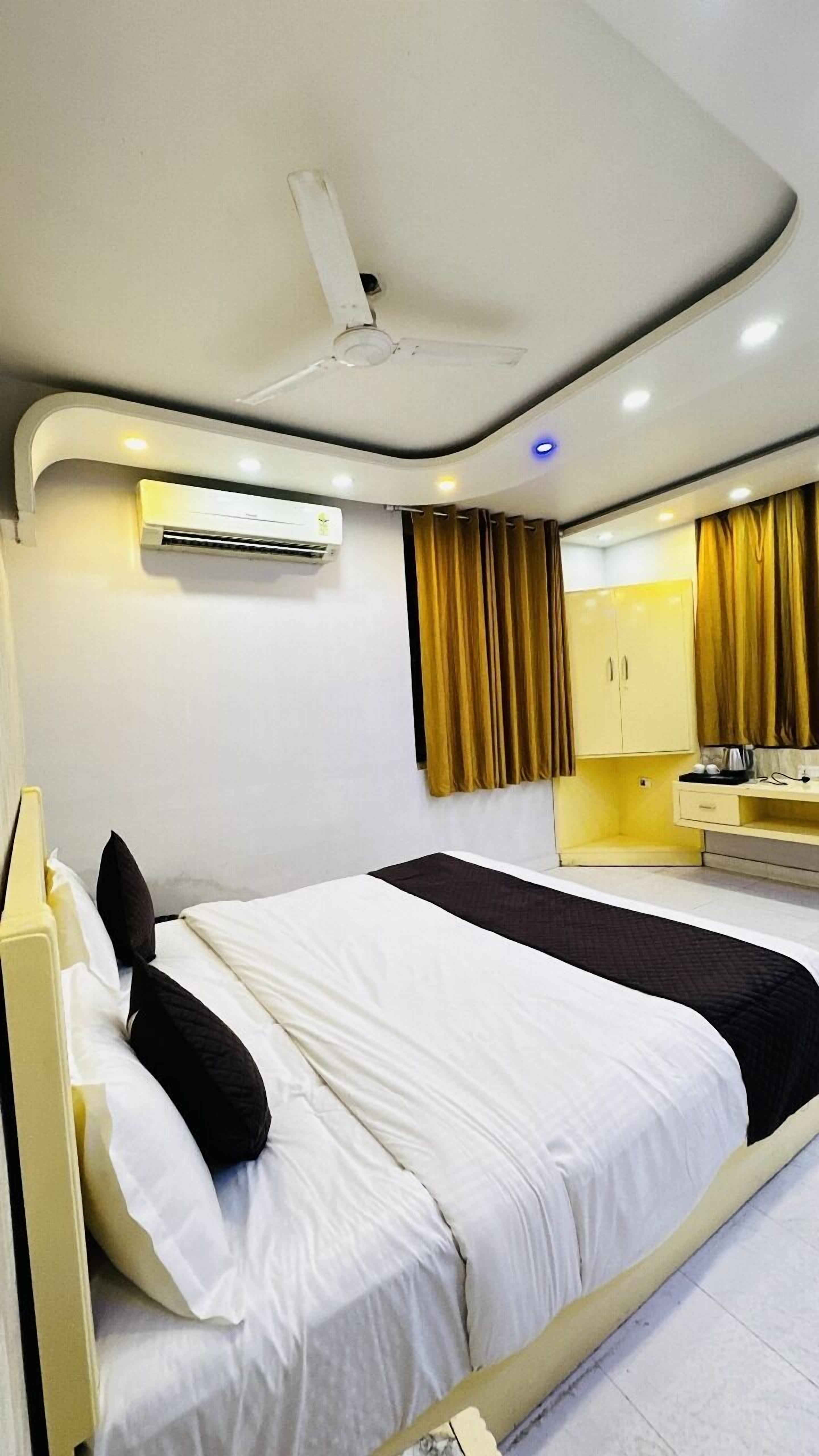 Deluxe Double Room | Laptop workspace, free WiFi