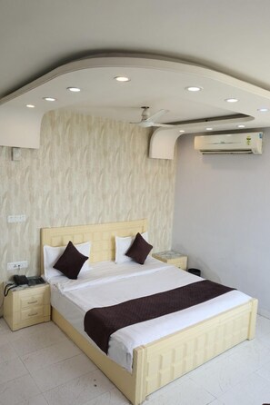 Deluxe Double Room | Laptop workspace, free WiFi