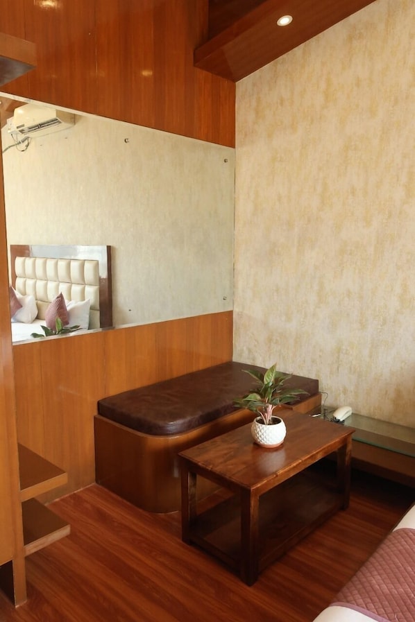 Laptop workspace, free WiFi