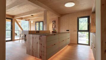 Fridge, oven, dishwasher, coffee/tea maker