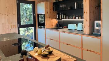 Fridge, oven, dishwasher, coffee/tea maker