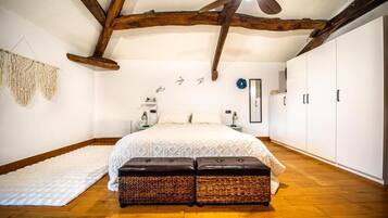 Een strijkplank/strijkijzer, internet, beddengoed