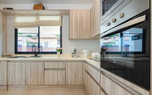 Vila, varanda, vista para a piscina | Cozinha privada