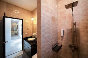 Villa, patio, vue sur la piscine | Salle de bain