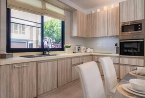 Vila, varanda, vista para a piscina | Cozinha privada
