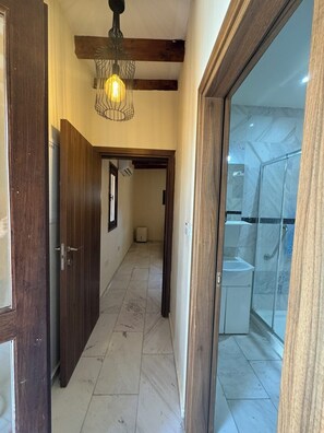 Douche, serviettes fournies