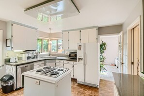 Réfrigérateur, four à micro-ondes, un four, surface de cuisson