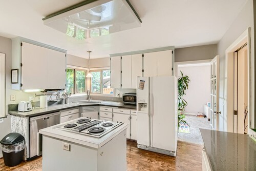 Oregon Jade Lodging-Two Bedrooms Portland Suburban with crib near PDX