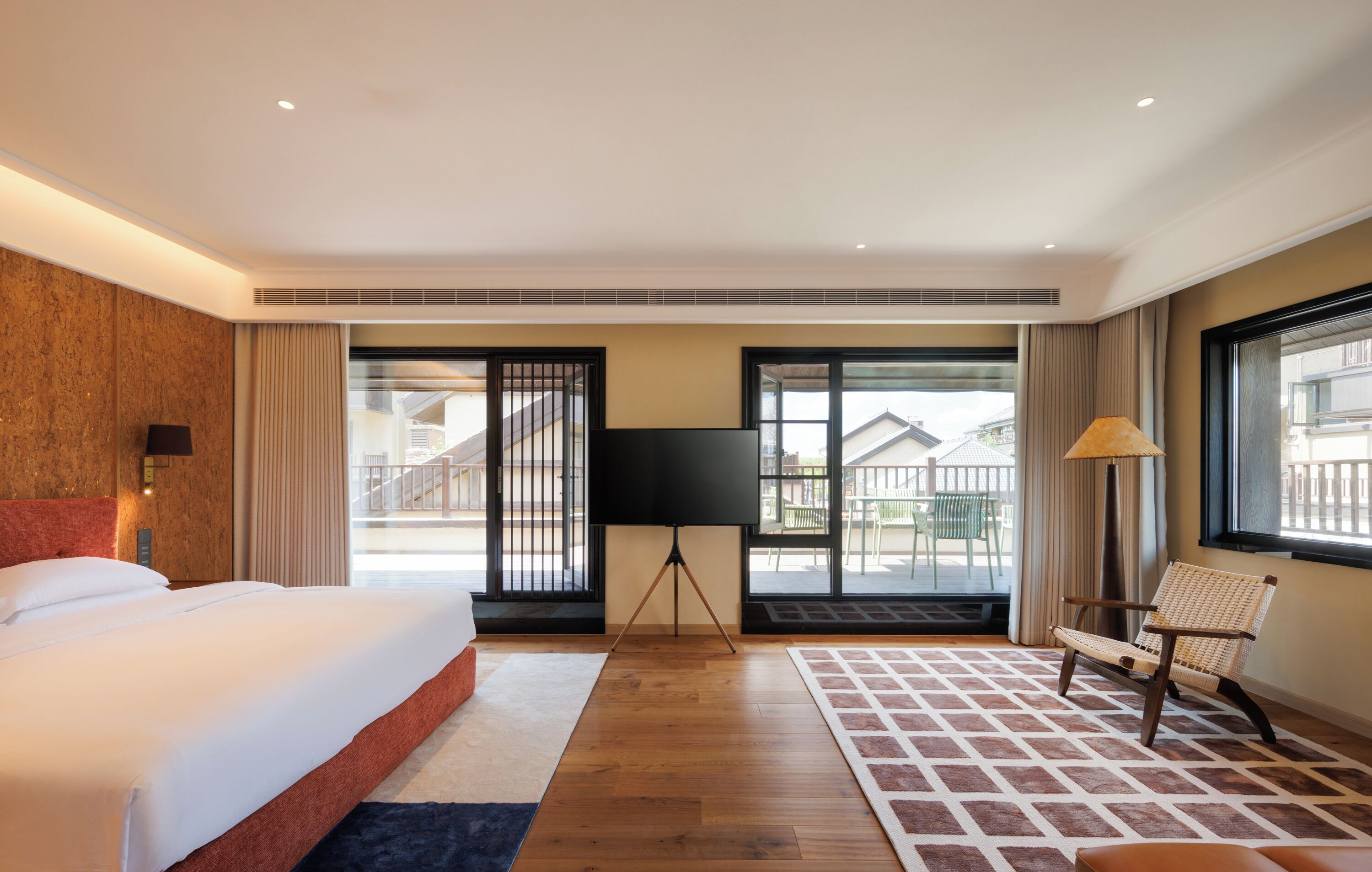 Senior Suite, Courtyard View | Desk, blackout drapes, soundproofing, free WiFi