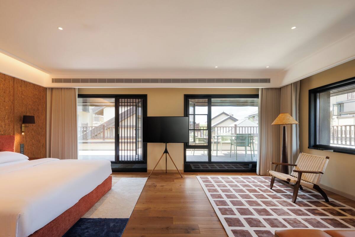 Senior Suite, Courtyard View | Desk, blackout curtains, soundproofing, free WiFi