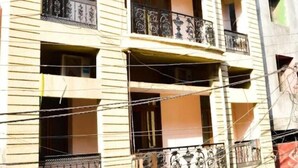 A multi-story building with balconies and a flat facade. - Hotel Saiom Palace (Raipur)