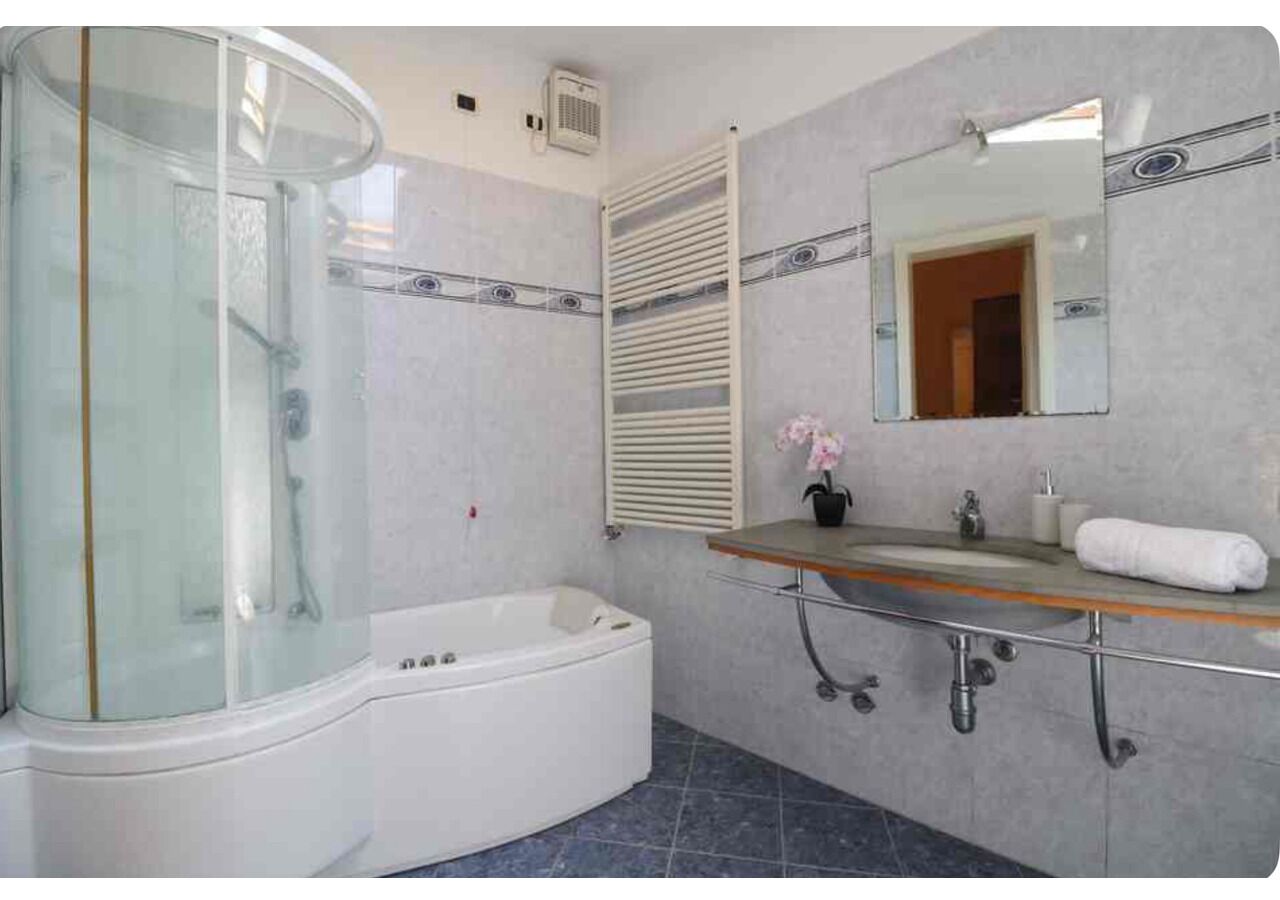 Doccia, vasca idromassaggio, asciugacapelli, bidet