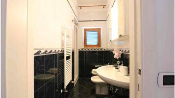 Doccia, vasca idromassaggio, asciugacapelli, bidet