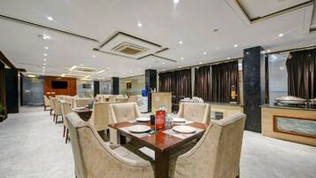 Se ofrece un desayuno bufé (500 INR por persona)