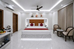 Executive Room | Iron/ironing board, free WiFi, bed sheets - OPO Essential SKYNEX (New Delhi)