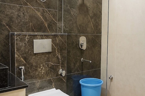 Executive Room | Bathroom | Shower, free toiletries, slippers, towels