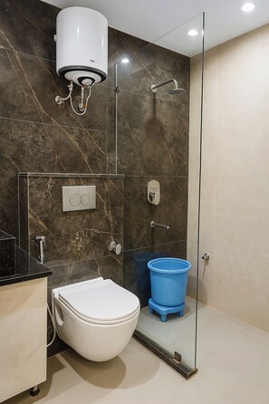 Executive Room | Bathroom | Shower, free toiletries, slippers, towels - OPO Essential SKYNEX (New Delhi)