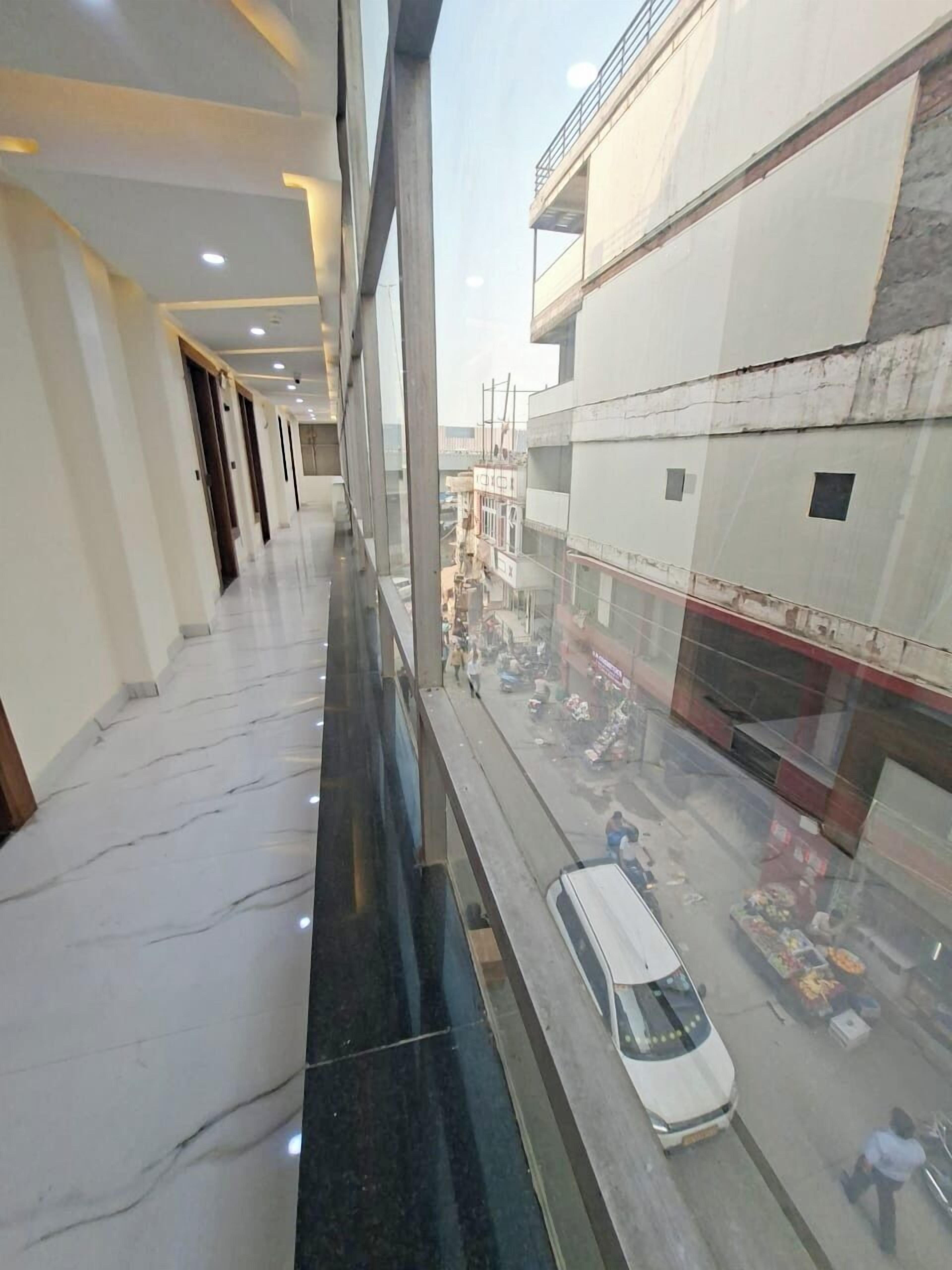 Deluxe Double Room | Living area