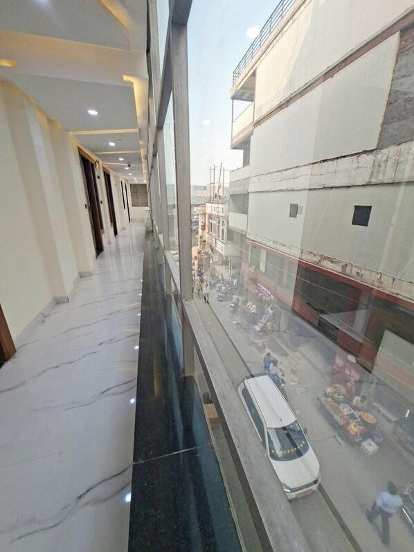 Deluxe Double Room | Living area