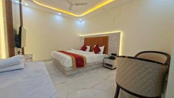 Deluxe Double Room | Iron/ironing board, free WiFi