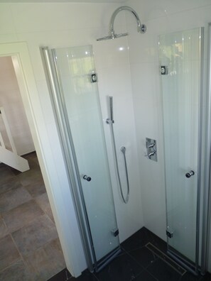 Shower, hair dryer, towels - Holiday Home 'Feriencottage Nordseeluft' with Private Terrace, Shared Garden and Wi-Fi (Garding Kirchspiel)