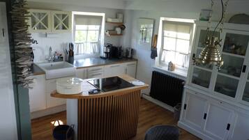 Frigorífico, horno, placa de cocina y lavavajillas