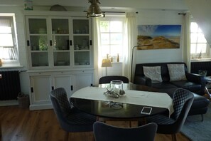 Dining - Holiday Home 'Feriencottage Nordseeluft' with Private Terrace, Shared Garden and Wi-Fi (Garding Kirchspiel)