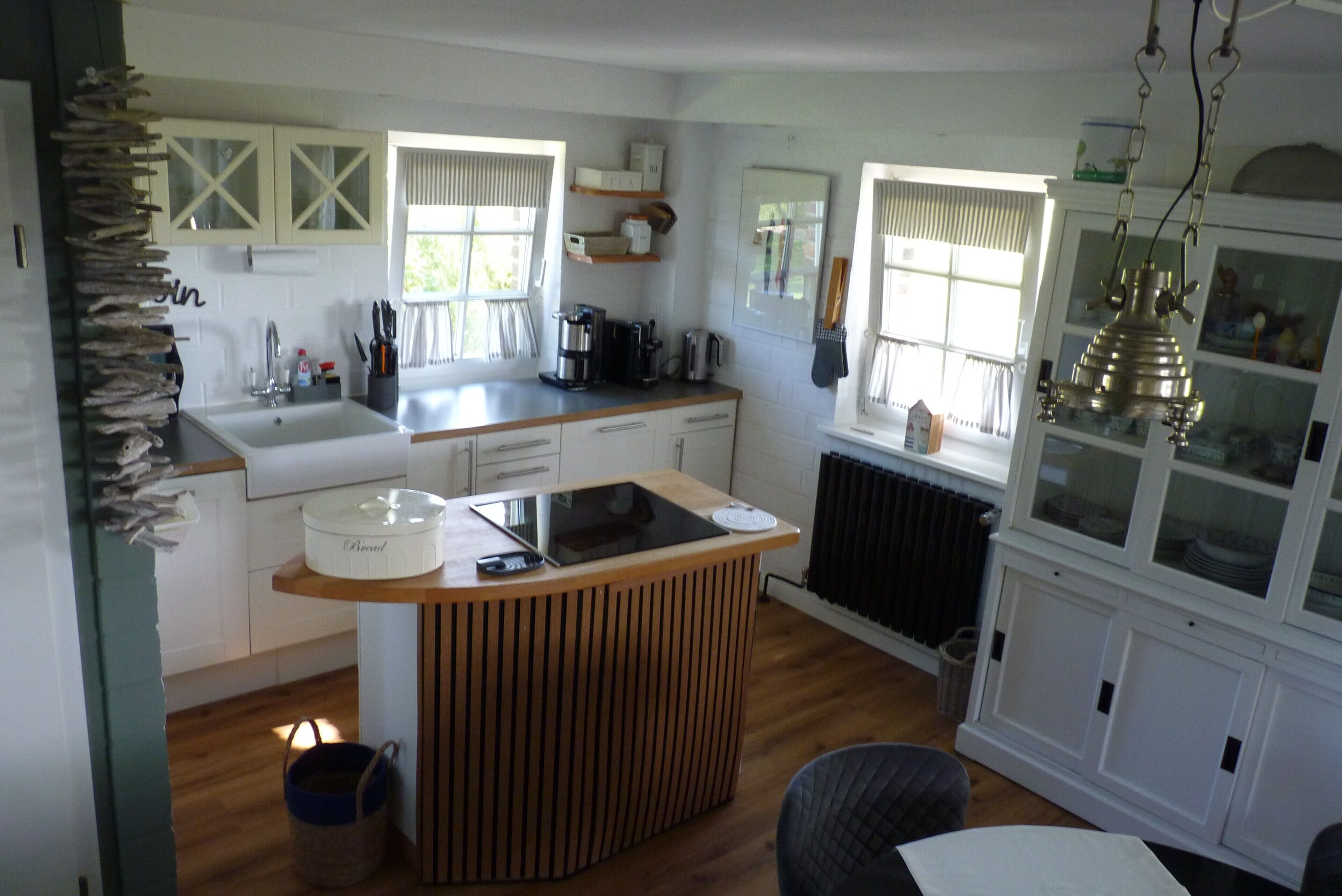 Een koelkast, een oven, een kookplaat, een vaatwasser