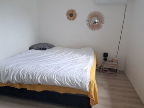 2 bedrooms, iron/ironing board, internet, bed sheets