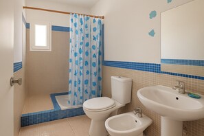 Shower, bidet, towels, toilet paper - Cosy and functional, 30 m2 apartment + terrace in Vila do Maio, CAPE VERDE (Maio)