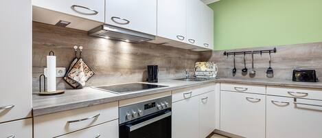 Fridge, oven, stovetop, dishwasher