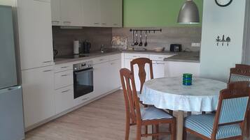 Køleskab, ovn, kogeplade, opvaskemaskine