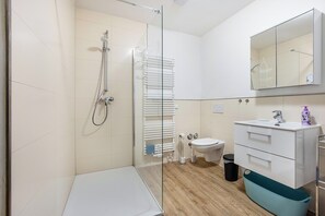 Chuveiro, secador de cabelo, toalhas de banho 